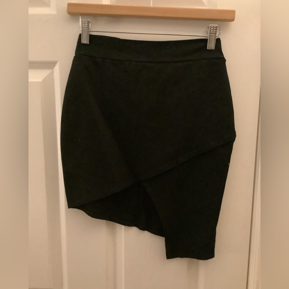 Black asymmetrical skirt - Picture 1 of 2